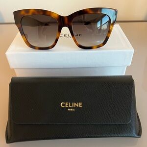 Never Worn: Celine Triomphe CL40253I Sunglasses - Blonde Havana/Roviex G…